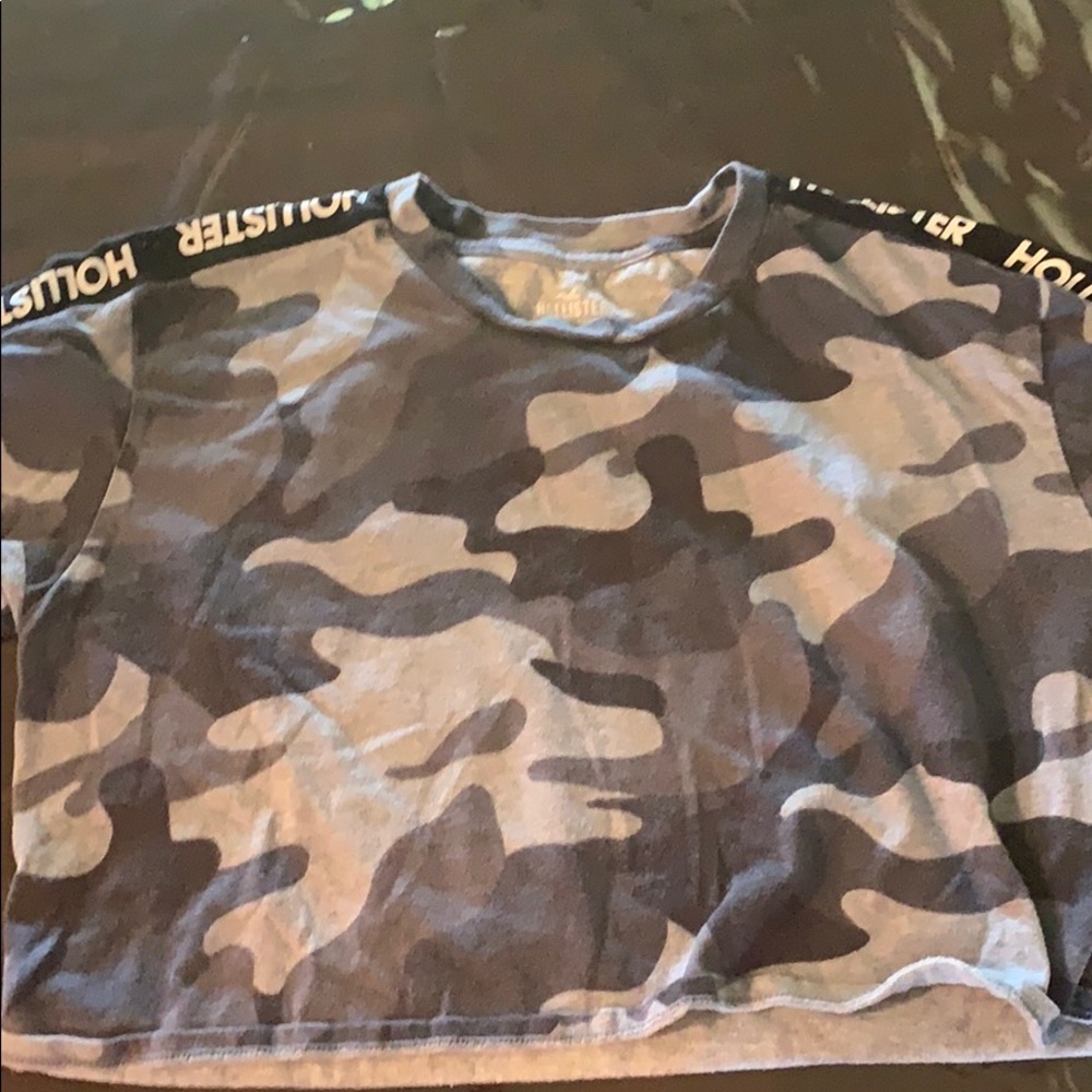 Crop top shirt it’s large but fits like med